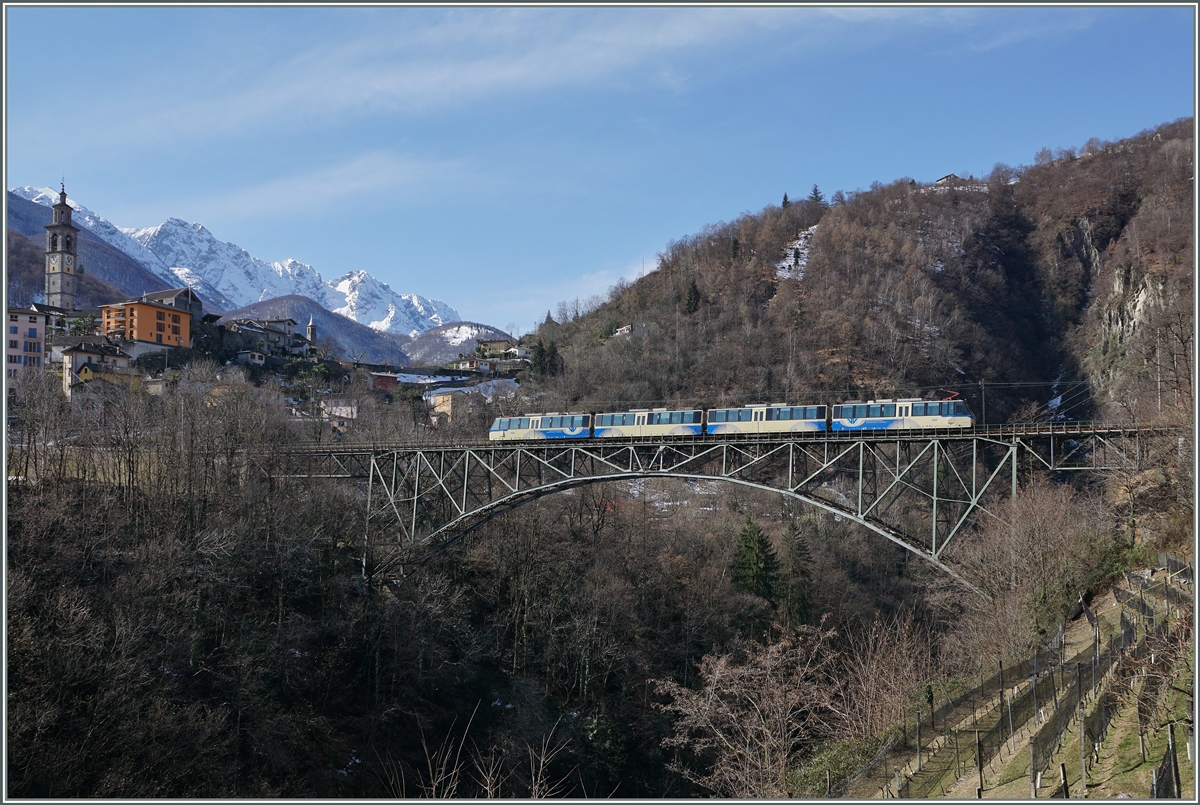 Die 132 Meter lange Isorno Brücke bei Intragna aus zwei verschiedenen Perspektiven: Auf diesem Bild klassisch von der Strassenbrücke aus mti dem SSIF Treno Panoramico N° 40 von Locarno nach Domodossola. 
11. März 2016