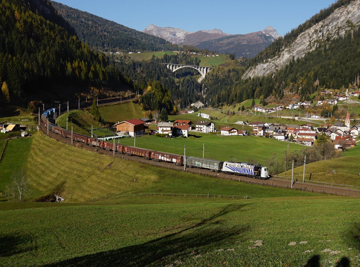 Die 139 133 mit einem Güterzug am 26.10.2019 unterwegs bei St. Jodok.