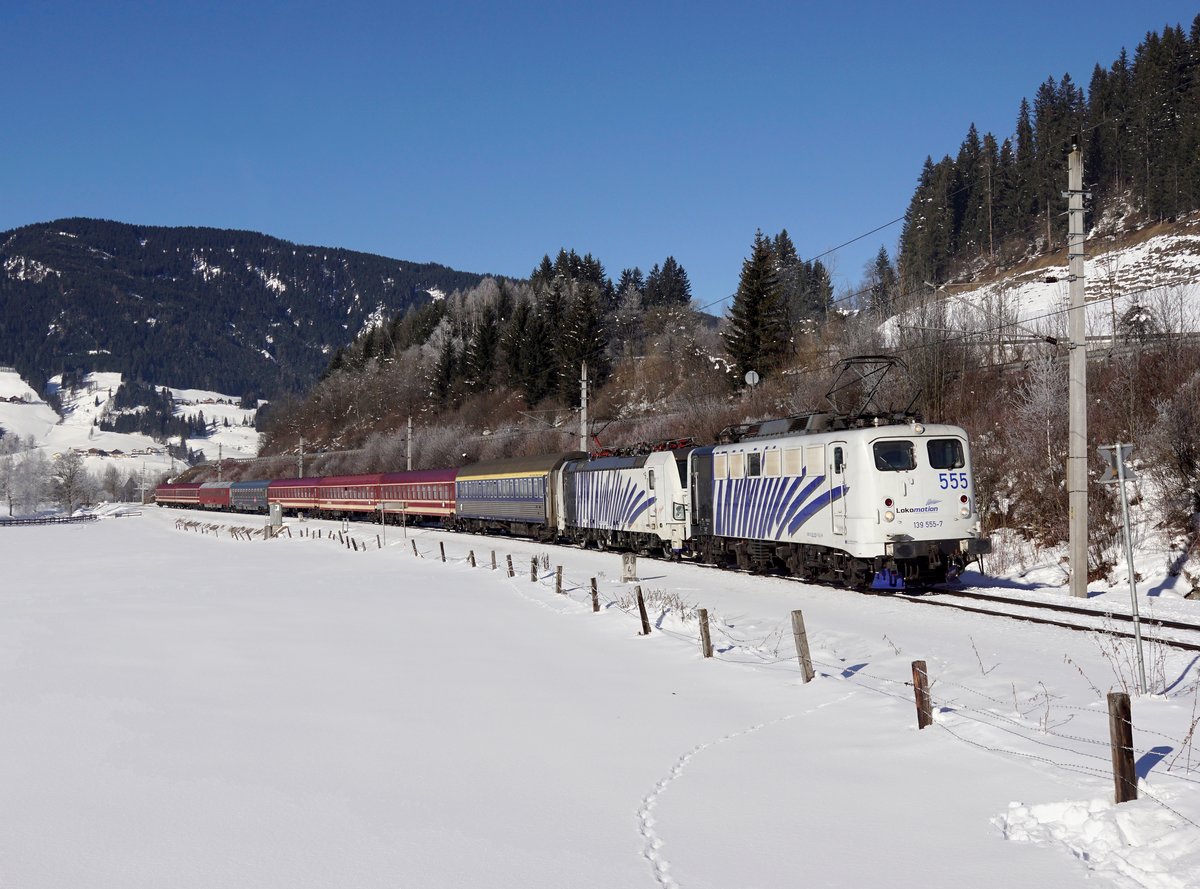Die 139 555 und die 193 772 mit einem Turnuszug nach Schladming am 28.01.2017 unterwegs bei Altenmarkt im Pongau.