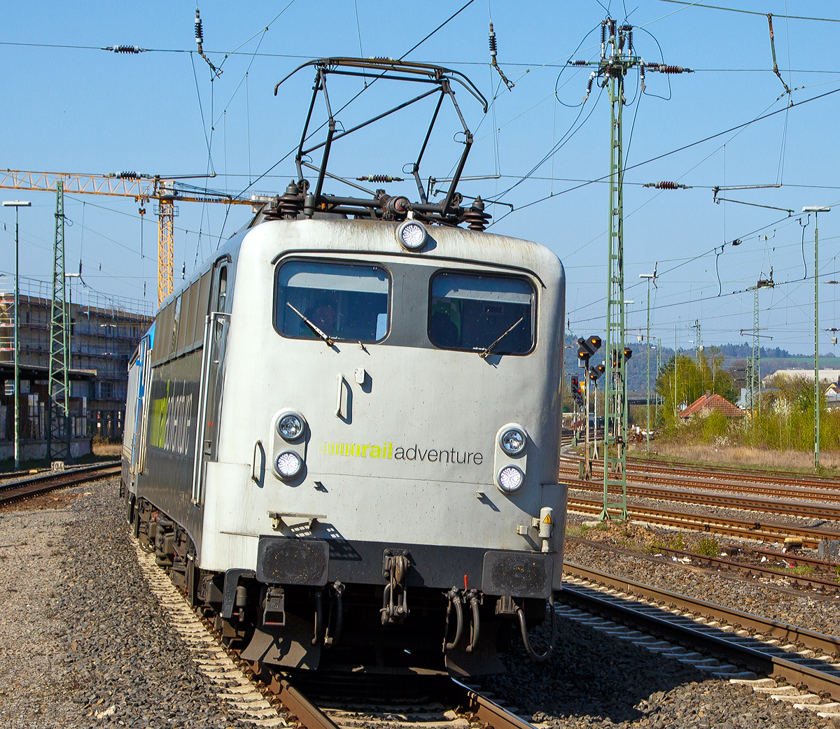 
Die 139 558-1  Albert Jonker  (91 80 6139 558-1 D-RADVE) der RailAdventure GmbH (München) fährt am 09.04.2017, mit der 187 002-1 (eine TRAXX F160 AC3 LM) am Haken, durch den Bahnhof Marburg (Lahn) in Richtung Gießen bzw. Fankfurt am Main.
 
Die E 40.11 wurde 1964 von Krauss-Maffei in München unter der Fabriknummer 19072 gebaut, der elektische Teil wurde von den Siemens-Schuckert-Werke (SSW) gefertigt. Die Auslieferungen erfolgte im Januar 1965 an die Deutsche Bundesbahn (DB) als E 40 1558, zum 01.01.1968 wurde sie dann in DB 139 558-1 umgezeichnet. Im Jahr 2009 wurde sie (91 80 6139 558-1 D-DB) von der DB Schenker Rail Deutschland AG z-gestellt und im November 2011 an die RailAdventure verkauft. 
