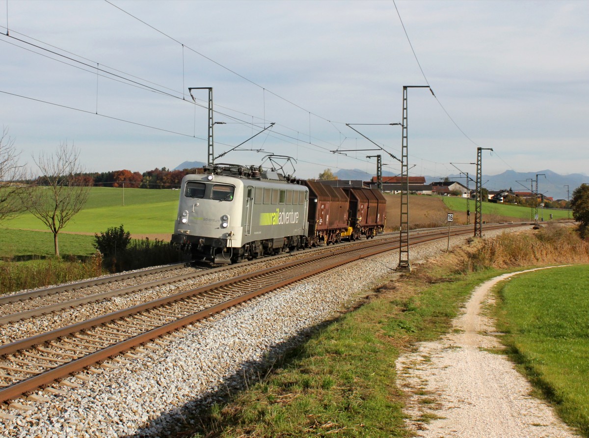 Die 139 558 mit einem Gterzug am 25.10.2013 unterwegs bei Teisendorf.