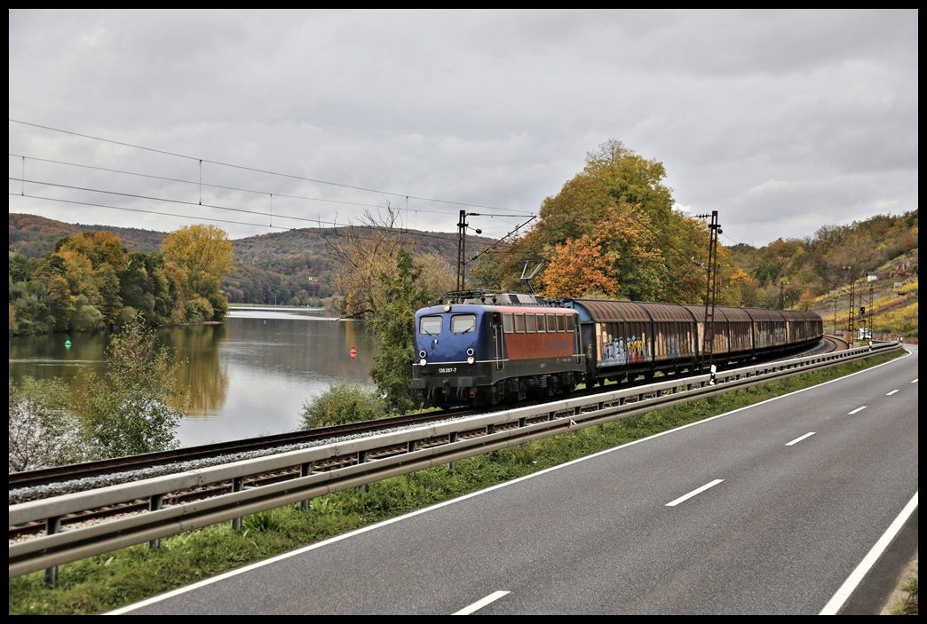 Die 139287-7 der Bayern Bahn war am 26.10.2023 um 14.57 Uhr in Höhe Gambach am Main mit einem Ganzzug aus Richtung Gemünden in Richtung Karlstadt unterwegs.