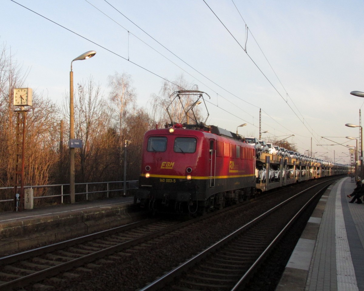 Die 140 003 der EBM mit Autovollzug gen Norden, Aufnahme am 19.02.2015 in DD-Stetzsch.