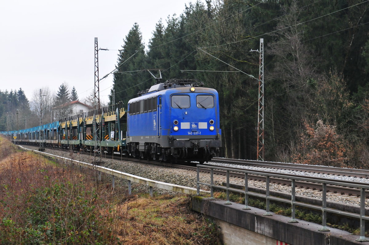 Die 140 037-1 der Press am 03.12.16 mit einem leeren Autozug am Rumgraben bei Bergen im Chiemgau.