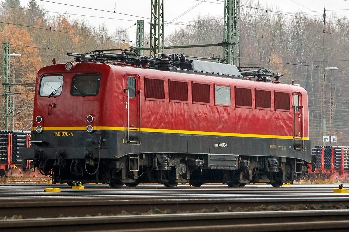 
Die 140 070-4 (91 80 6140 070-4 D-EBM) der Rail Cargo Carrier - Germany GmbH (ex EBM) ist am 24.11.2018 in Kreuztal abgestellt. 

Die E 40 wurde 1957 von Krauss-Maffei in München unter der Fabriknummer 18244 gebaut, der elektrische Teil ist von den Siemens-Schuckert-Werke (SSW). 

Lebenslauf: 
1957 bis 1967 als DB E 40 070 
1968 bis Jan. 2013 als DB 140 0070-4 
ab 21.01.2013 EBM Cargo, Gummersbach (seit 2015 Rail Cargo Carrier - Germany GmbH, eine Tochter der ÖBB).

Die ab dem Jahr 1968 als Baureihe 140 geführten Loks sind technisch gesehen eine E 10.1 ohne elektrische Bremse, jedoch mit geänderter Übersetzung des Getriebes. Mit 879 Exemplaren ist die E 40 die meistgebaute Type des Einheitselektrolokprogramms der Deutschen Bundesbahn. Ihre zulässige Höchstgeschwindigkeit betrug am Anfang entsprechend ihrem vorgesehenen Einsatzgebiet im mittelschweren Güterzugdienst 100 km/h, diese wurde im Juni 1969 jedoch auf 110 km/h erhöht. Die Loks haben eine Dauerleistung von 3.700 kW (5.032 PS).
