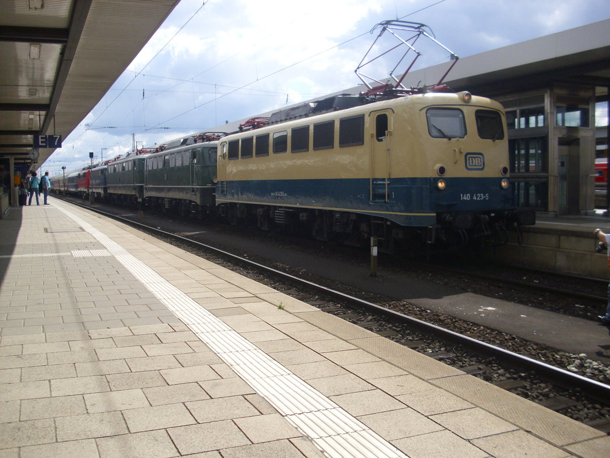 Die 140 423 mit vielen andernen historischen E-Loks mit einen Sonderzug in Nürnberg am 22.07.2012 