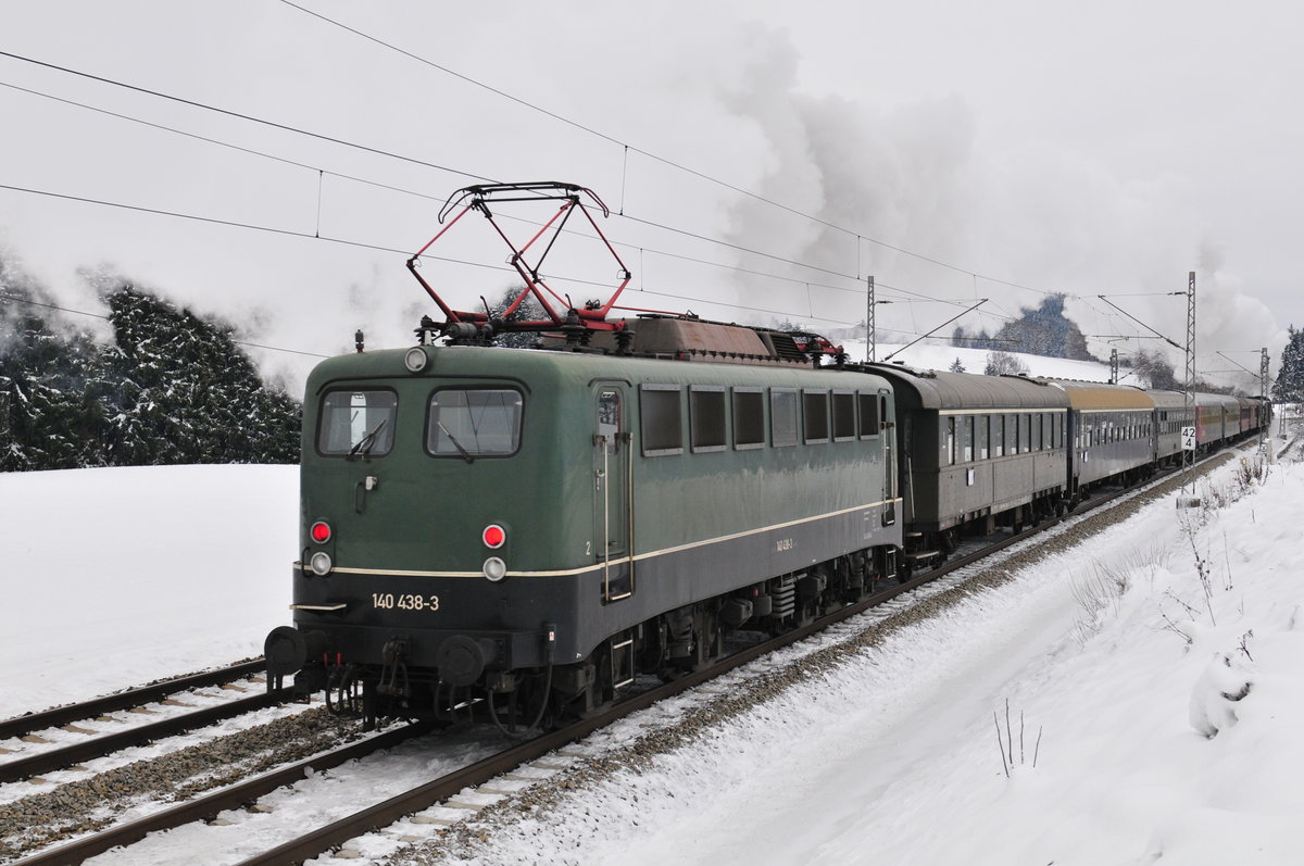 Die 140 438-3 der Bayernbahn am Zugende des Christkindl-Express Sonderzug nach Salzburg am 02.12.17 Aufgenommen zwischen Übersee und Bergen im Chiemgau