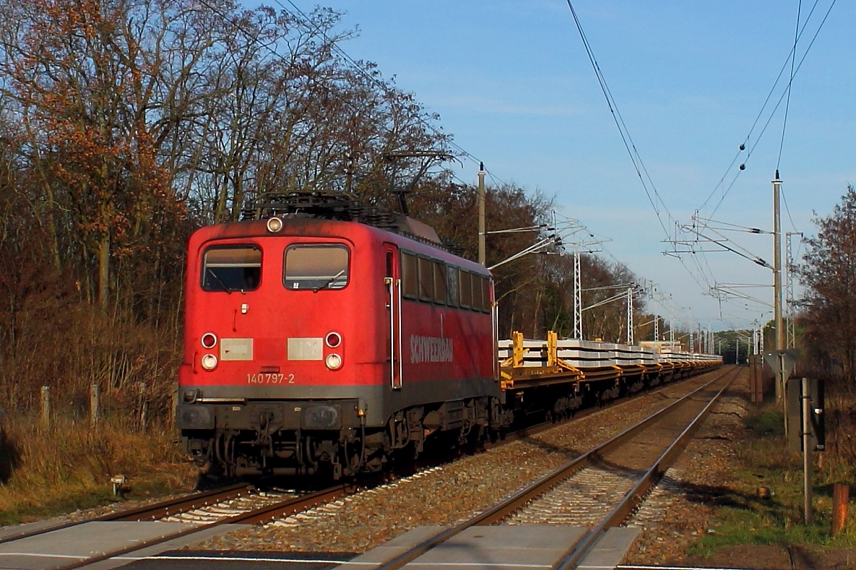 Die 140 797-2 der LDS mit dem Seitenlogo der Fa. Schweerbau hat am 03.12.2015 schwer mit einem Schwellenzug in Sachsenhausen zu ziehen.
Die Aufnahme wurde vom Bahnsteig des Hp Sachsenhausen (Nordbahn) gemacht
