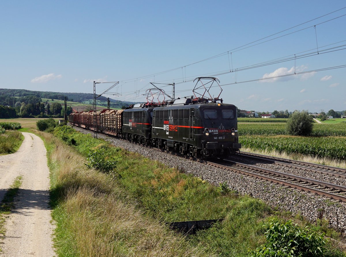 Die 140 815 und die 140 811 mit einem Holzzug am 18.08.2019 unterwegs bei Wettelsheim.