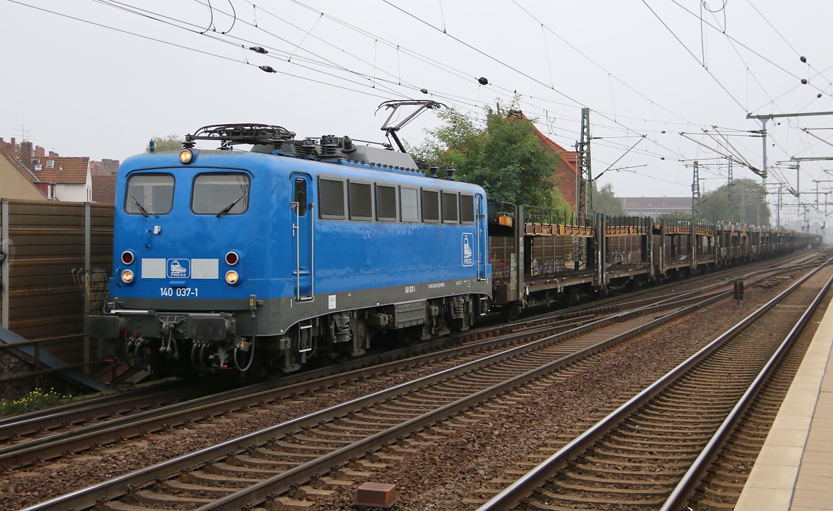 Die 140 831-9 (PRESS 140 037-1) bespannte am 20.09.2014 einen leeren ARS-Autotransportzug in Richtung Osten. Aufgenommen in Hannover Linden-Fischerhof.