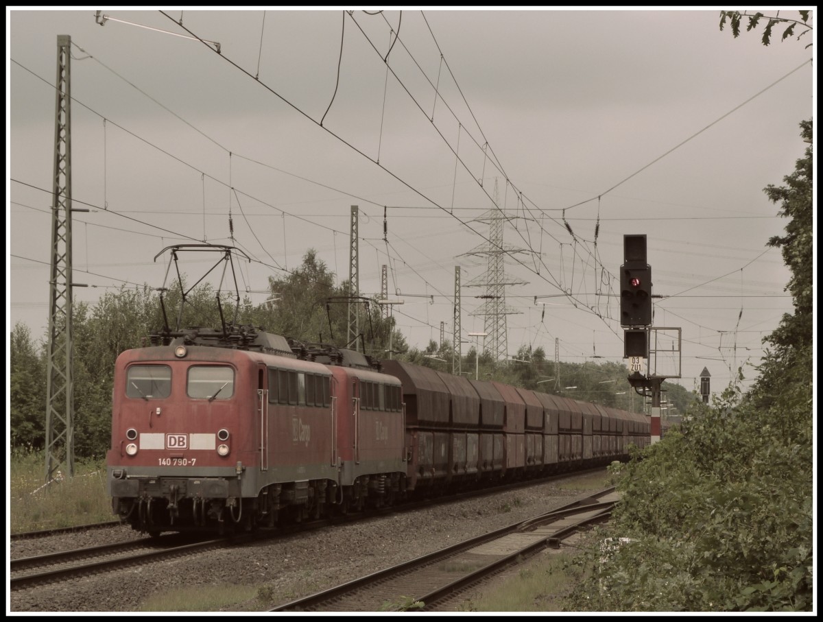 Die 140er aus alten Zeiten sind nach wie vor in vielen Regionen in Deutschland noch ab und zu anzutreffen.
So auch im Ruhrgebiet, dort sind sie nämlich des öfteren mit ihren Kohlezügen unterwegs.
Am 7.8.14 hatte 140 790 mit einer weiteren Maschine die Aufgabe einen solchen Zug in Richtung Süden zu schleppen. Beide Maschinen besitzen Scherenstromabnehmer und DB Cargo Aufschrift.
Fotografiert an der Ratinger Westbahn bei Lintorf. 