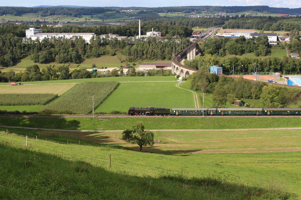 Die 141.R.1244 des Vereins Mikado und der Dampfsonderzug begegnet am 19. August 2017 auf der Lägernrundfahrt (1. Fahrt von den 5 Fahrten am 19./20. August 2017) die Eisenbahnbrücke Eglisau. Der Dampfsonderzug fuhr dann via Bad Zurzach, Koblenz und Turgi wieder zurück nach Baden. 
