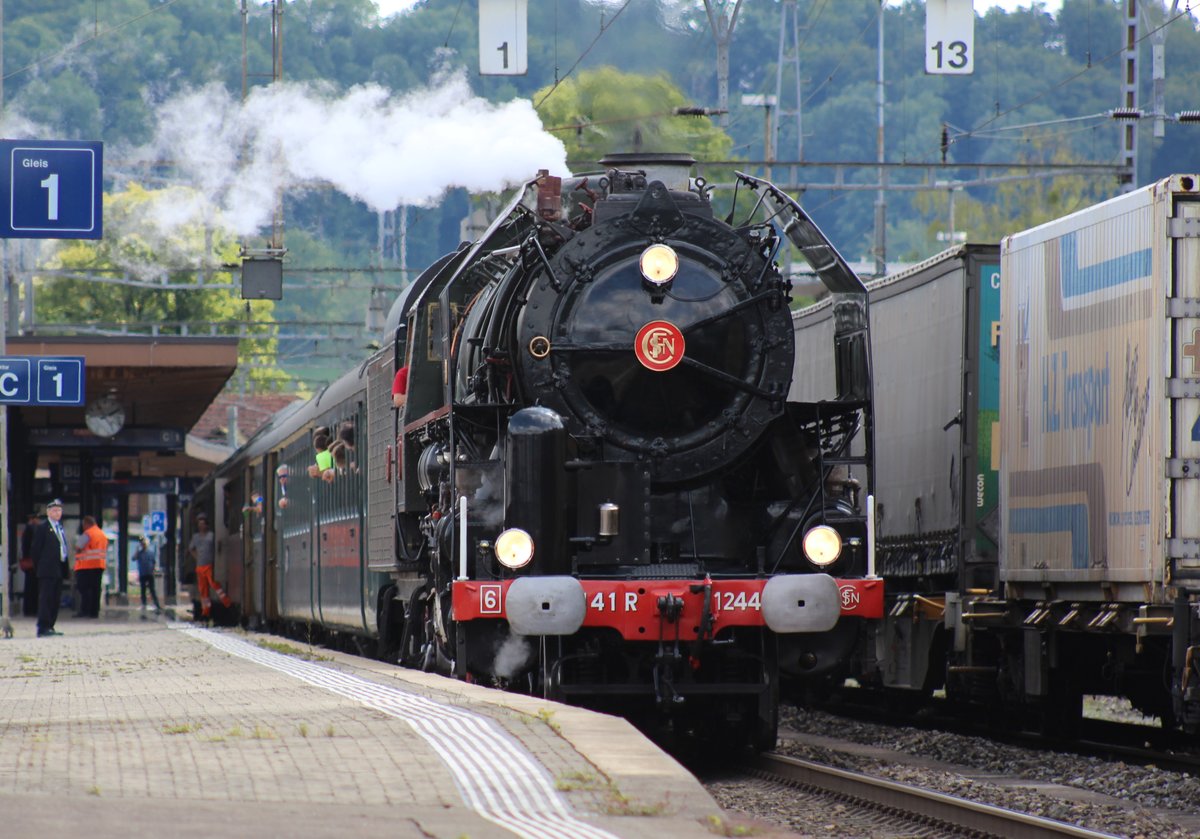 Die 141.R.1244 des Vereins Mikado machte auf Gleis 1 am Sonntag, 20. August 2017 (auf der 4. Lägernrundfahrt)einen kurzen Halt im Bahnhof Bülach. Rechts davon ist im Bild ein Container- Güterzug abgestellt.