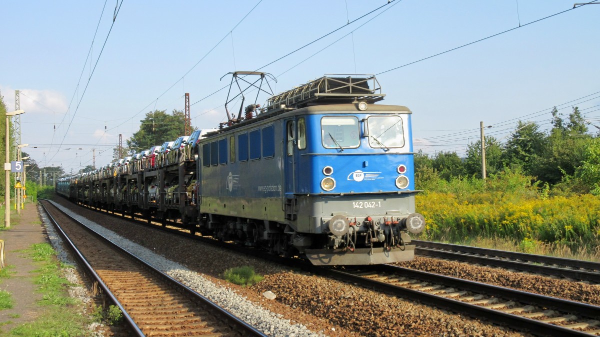 die 142 042-1 der EGP kommt mit einem Autozug durch Leipzig-Thekla (11.9.15)