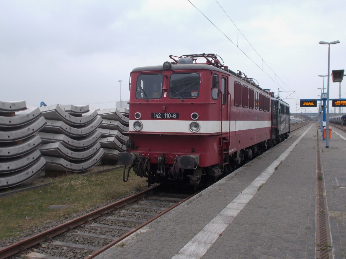 Die 142 110 zusammen mit der 142 145 von der Erfurter Bahnservice GmbH,am 09.April 2015,am Mukraner Bahnsteig.