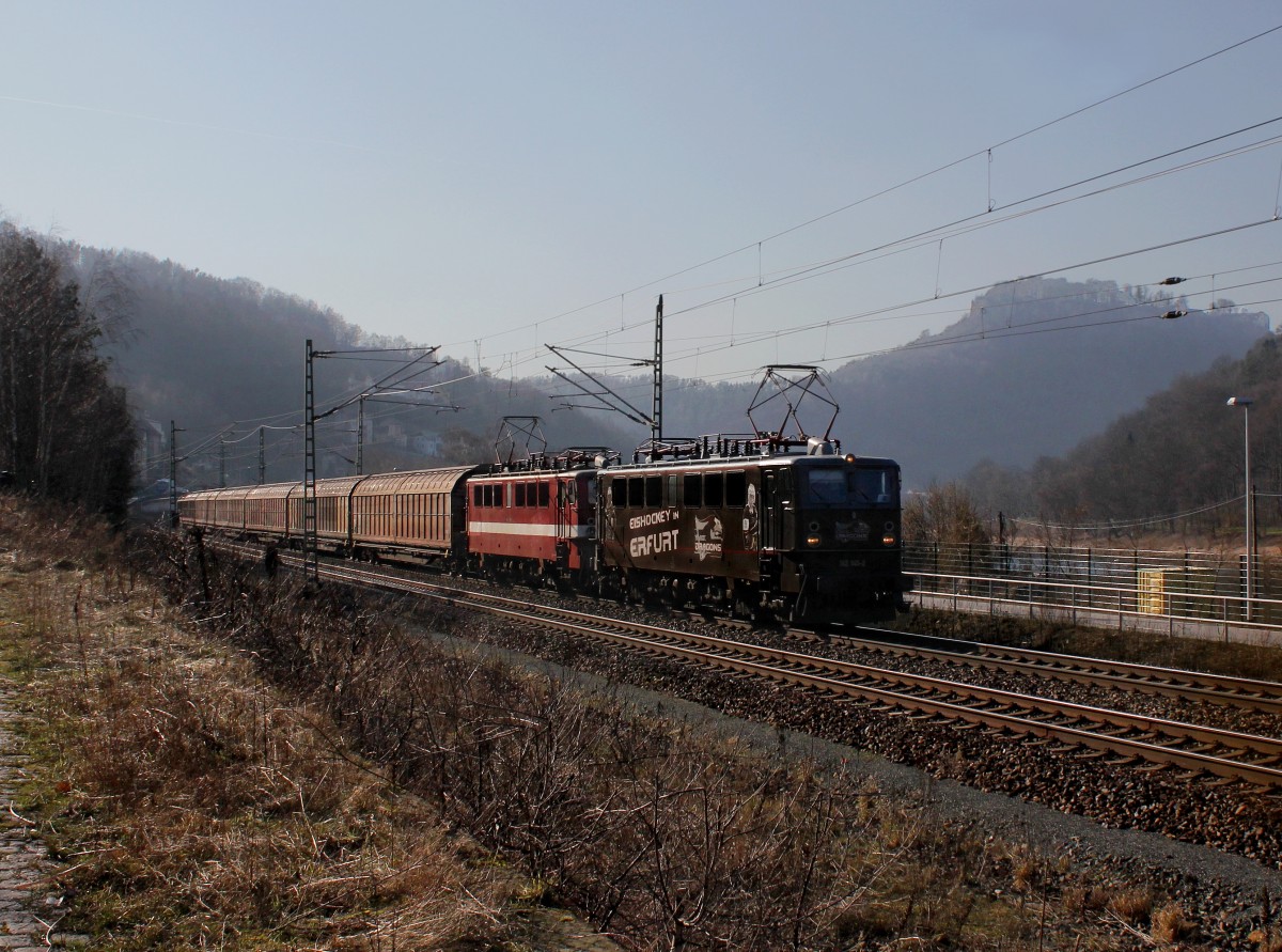 Die 142 145 und die 142 110 mit einem Güterzug am 16.02.2015 unterwegs bei Königstein.