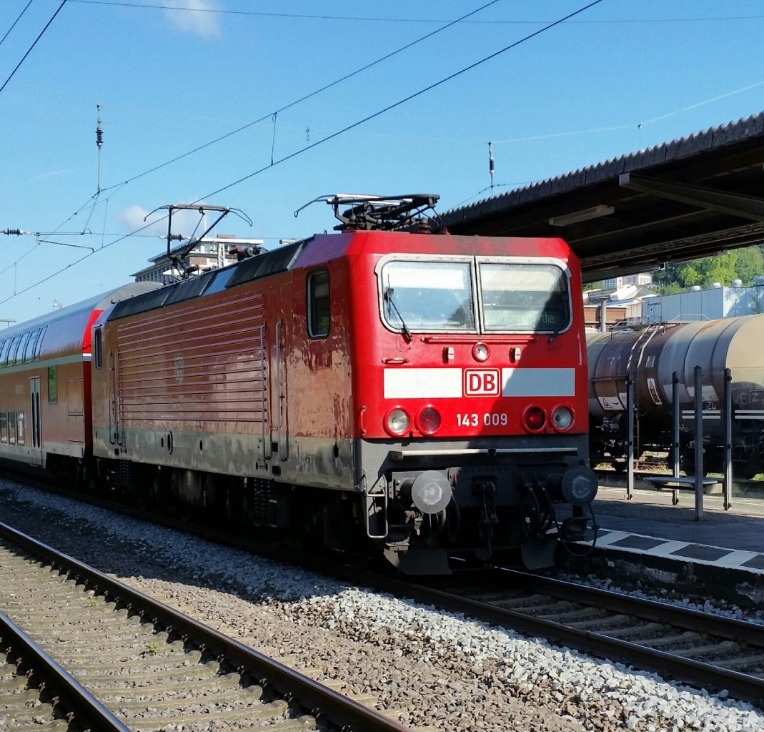 Die 143 009 der DB mit dem RB 27 nach Rommerskirchen beim Halt in Königswinter Bahnhof , DEN 20.09.2015