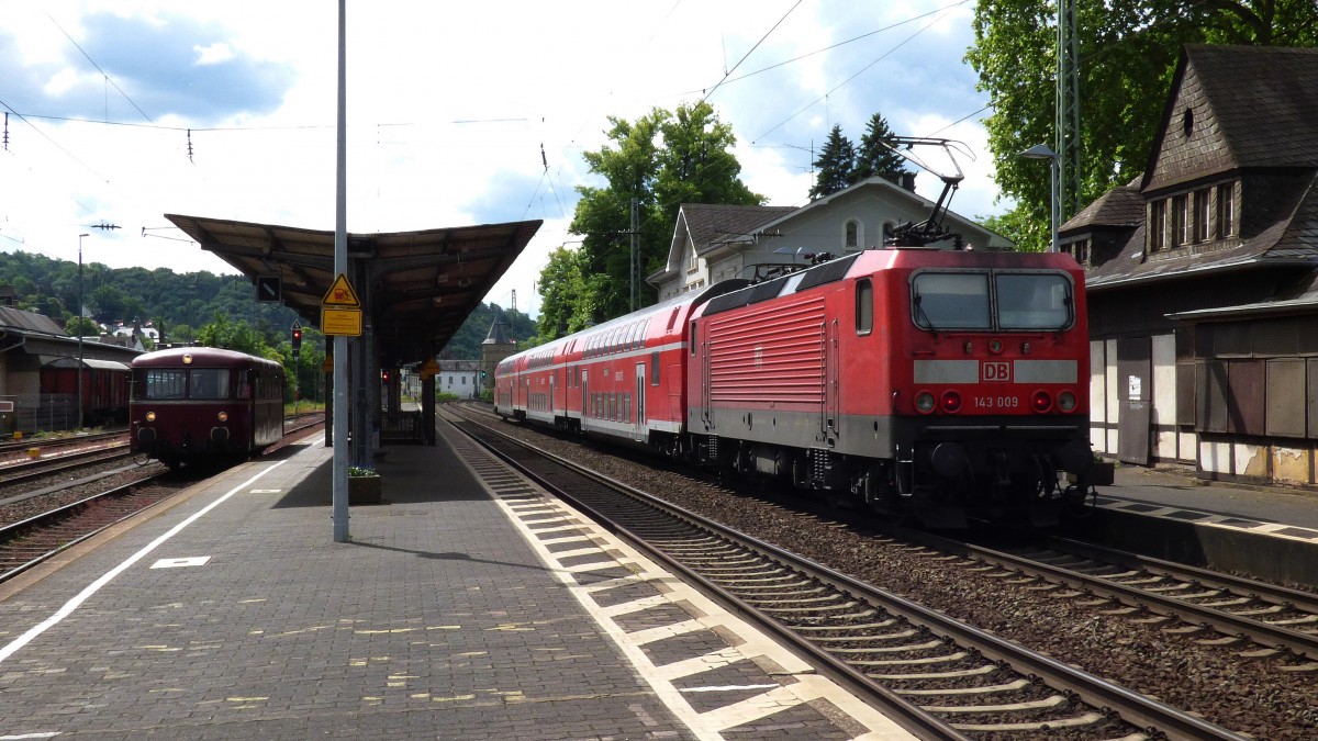 Die 143 009 der DB mit dem RB 27 beim Halt in Linz (A.M. Rhein ) sowie 798 760-5 der Kasbachtalbahn beim Aufenthalt in Linz (A.M. Rhein) , DEN 20.06.2015