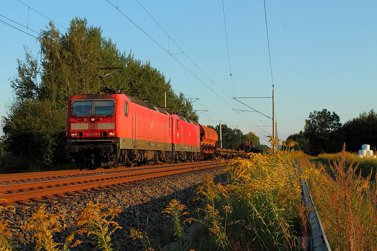 Die 143 038-8 und eine unbekannt gebliebene Schwester ziehen am 10.09.2017 einen gemischten Güterzug durch Nassenheide.