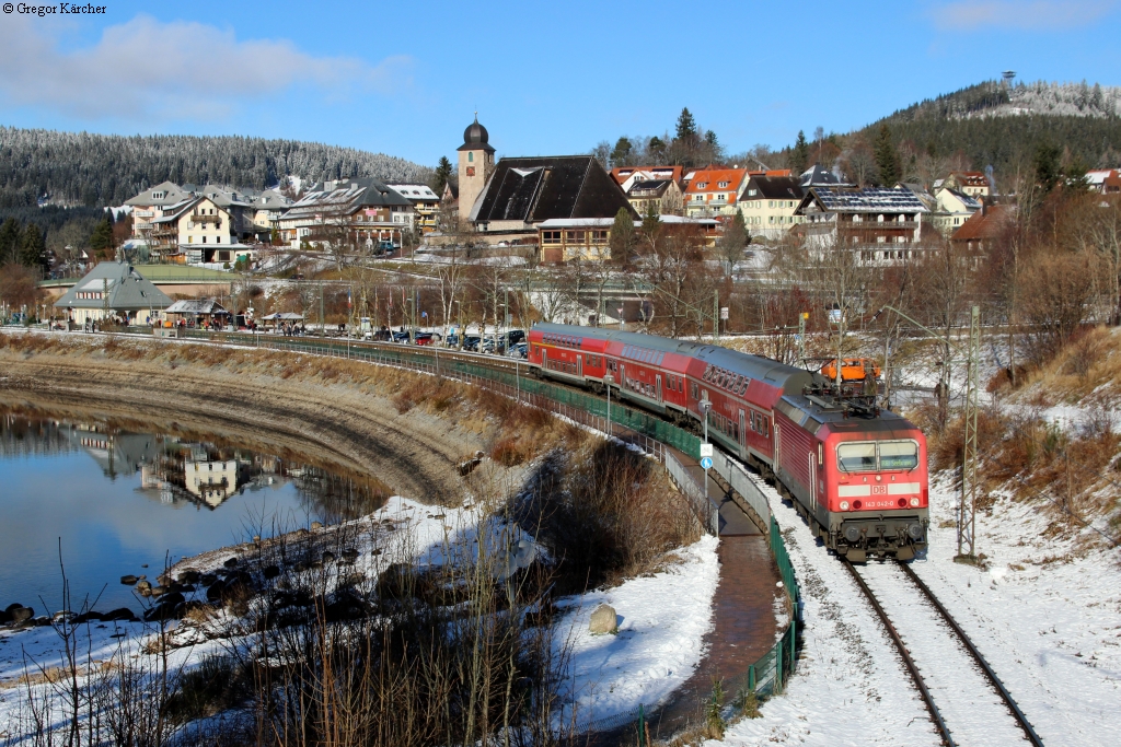 Die 143 042 verlässt mit der RB 26921 (Freiburg-Seebrugg) den Hp Schluchsee und fährt weiter nach Seebrugg. Aufgenommen am 30.12.2013.