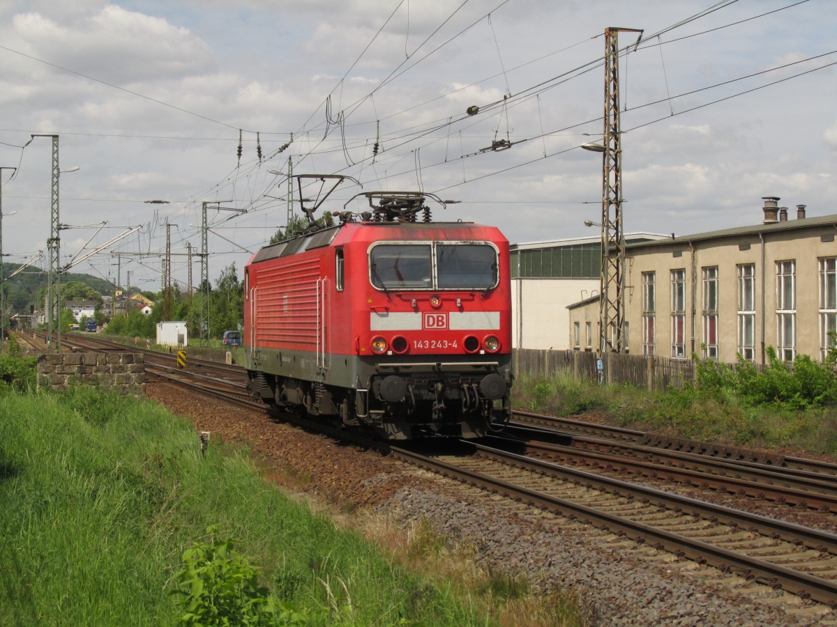 Die 143 243-4 verlässt den Bahnhof Cossebaude in Richtung Dresden- Friedrichstadt. Gesehen am 08.05.2015. 