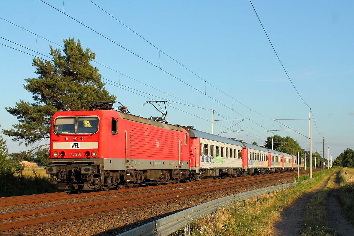 Die 143 250 der WFL mit dem EN 300 von Berlin-Lichtenberg nach Malmö Central am 28.06.2019 in Nassenheide.