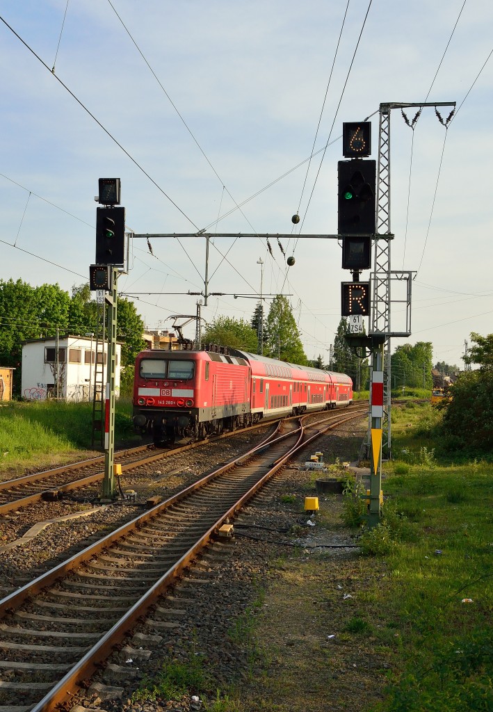 Die 143 280-6 schiebt einen RB 27 nach Koblenz. Rheydt 5.5.2014