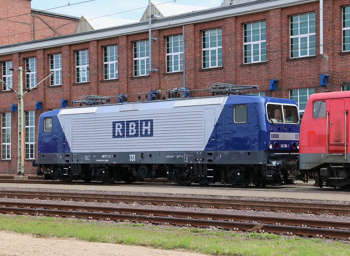Die 143 305 (RBH 131) abgestellt im Außengelände des Werks Dessau. Aufgenommen am 30.08.2014 (Tag der offenen Tür).