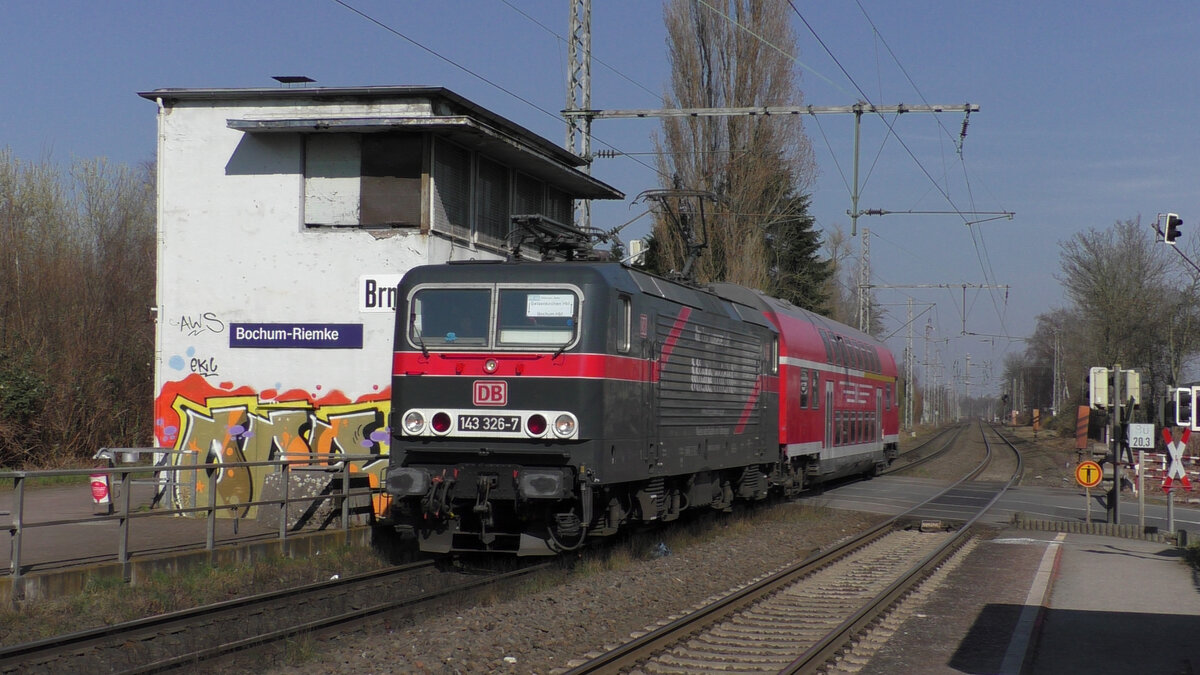 Die 143 326-7 von DB Gebrauchtzug fährt am 11.03.2022 mit dem WFL-Ersatzzug auf der RB 46 über die Nokiabahn in Richtung Bochum Hbf. Hier erreicht sie den Haltepunkt Bochum-Riemke.