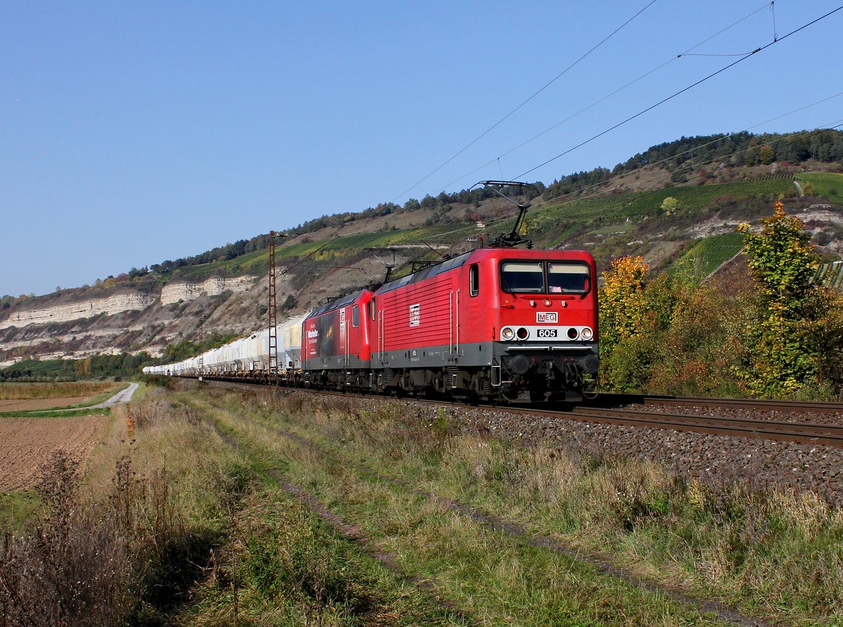 Die 143 344 und die 156 002 mit einem Zementzug am 11.10.2012  unterwegs bei Thüngersheim.