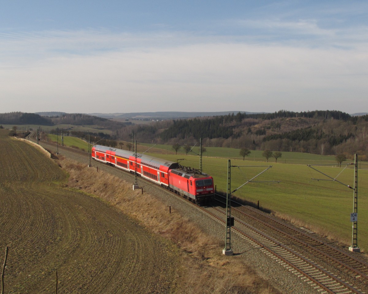 Die 143 367-1 mit dem RE nach Dresden, aufgenommen in Christgrün/Vogtland am 07.03.2015