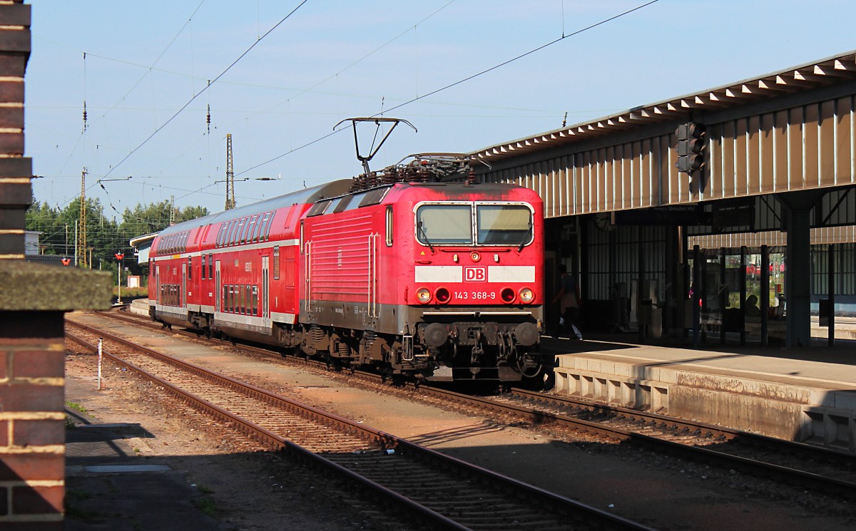 Die 143 368-9 steht am 12.07.2015 mit der RB 17213 (Zwickau (Sachs) Hbf - Dresden Hbf) im Startbahnhof und wartet auf die Abfahrt. Die 143 368-9 hat am 17.07.2015 Fristablauf.