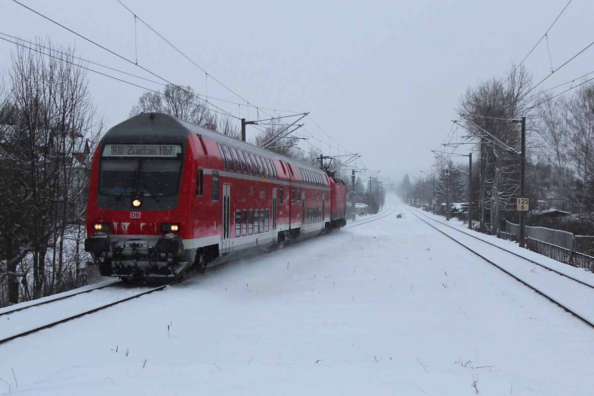 Die 143 370-5 schiebt am 30.12.2014 ihre RB 17218 (Dresden Hbf - Zwickau (Sachs) Hbf) in den Haltepunkt Zwickau-Pölbitz. 