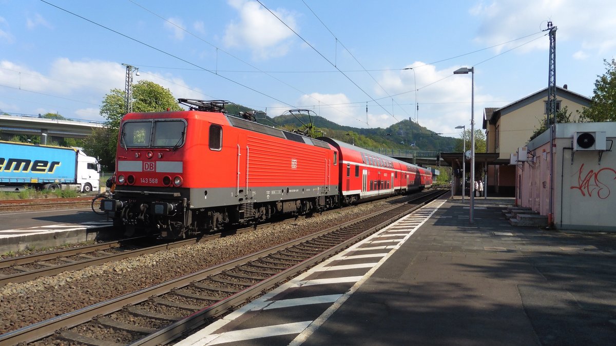 Die 143 568 der DB am RB 27 (Koblenz - Mönchengladbach) beim Halt in Königswinter in Richtung Köln, DEN 01.05.2016