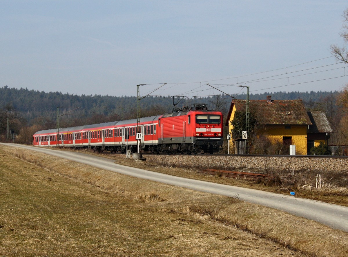 Die 143 626 mit einer S Bahn nach Neumarkt Opf. am 05.03.2011 unterwegs bei Pölling.
