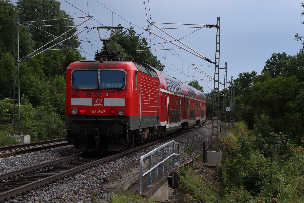Die 143 647 schiebt den RE3 nach Hof. Aufgenommen in Liebau/ Pöhl am 23.06.2015