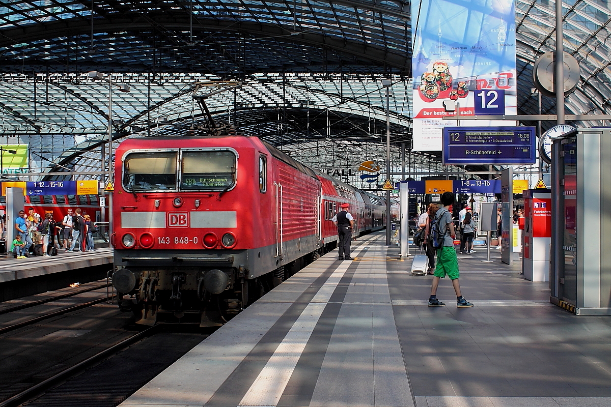 Die 143 848-0 schiebt am 15.07.2014 die RB 18927 nach Berlin-Schönefeld Flughafen, hier beim Halt in Berlin Hbf.