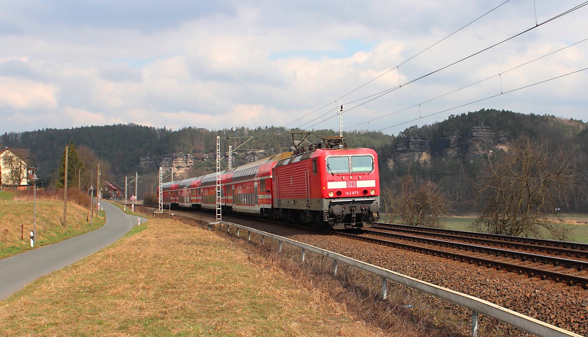 Die 143 875-3 fährt am 16.03.2015 mit der S1 (Meißen Triebischtal - Schöna) durch Strand zwischen Kurort Rathen und Königstein.