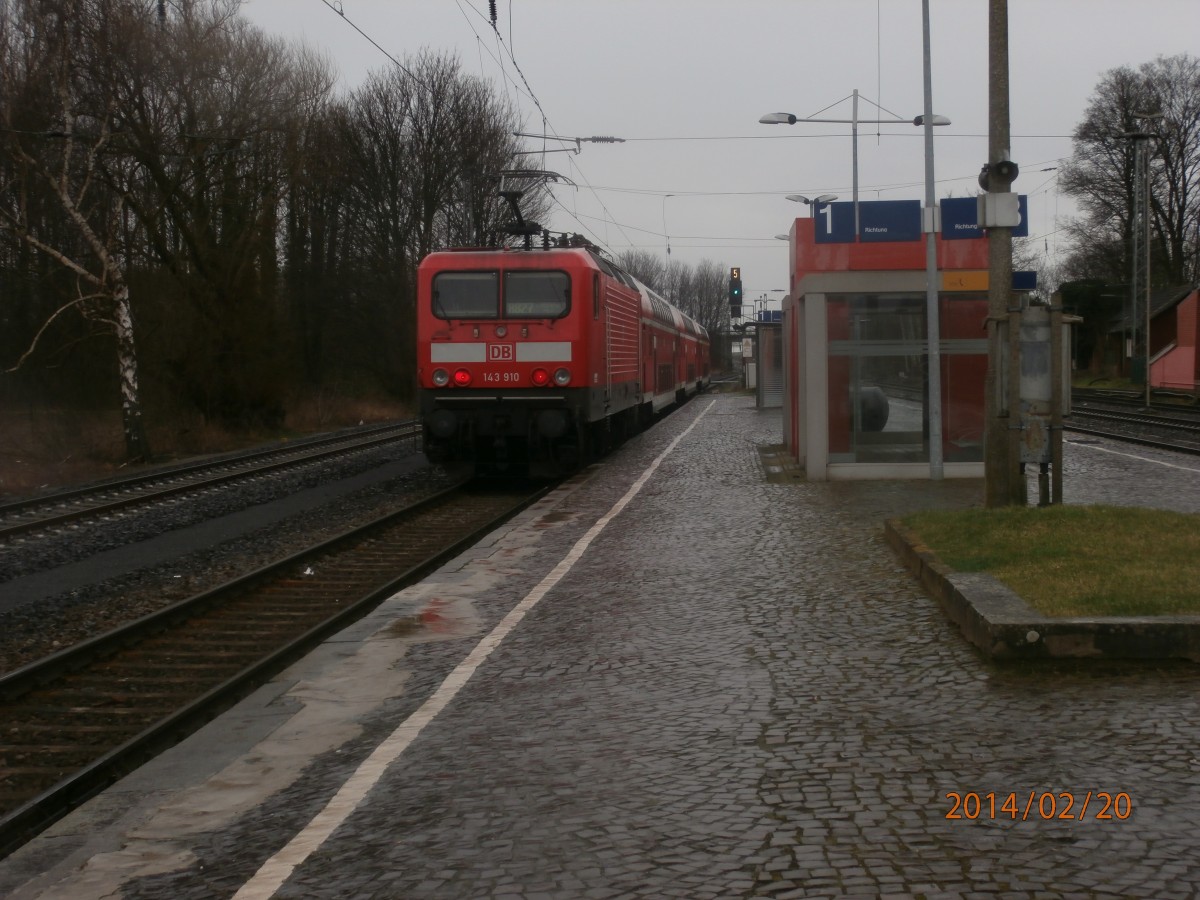 Die 143 910 verlässt gerade Rommerskirchen in Richtung Köln als RB27 nach Koblenz.
Eben endete der RB27 von Köln hier. 20.2.14