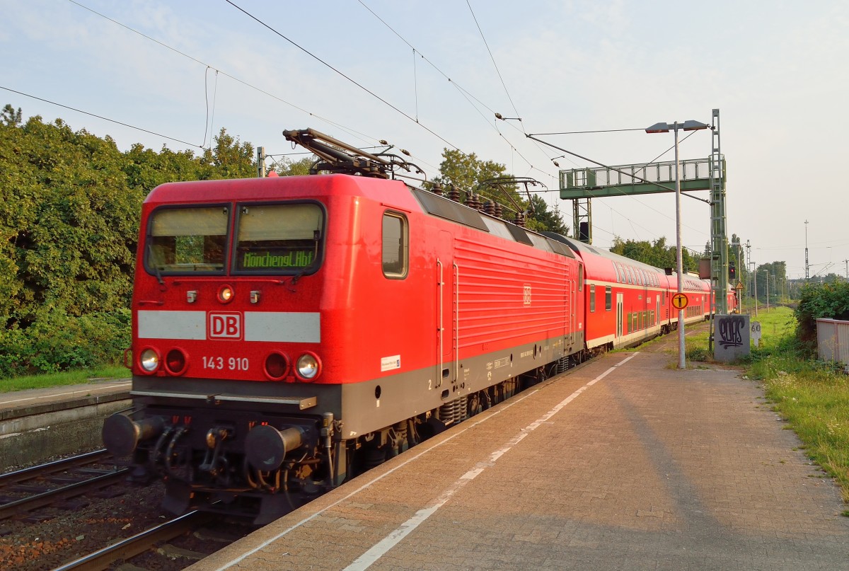Die 143 910 zieht eine RB 27 nach Mnchengladbach in das Gleis2 des Rheydter Hbf. 29.8.2013