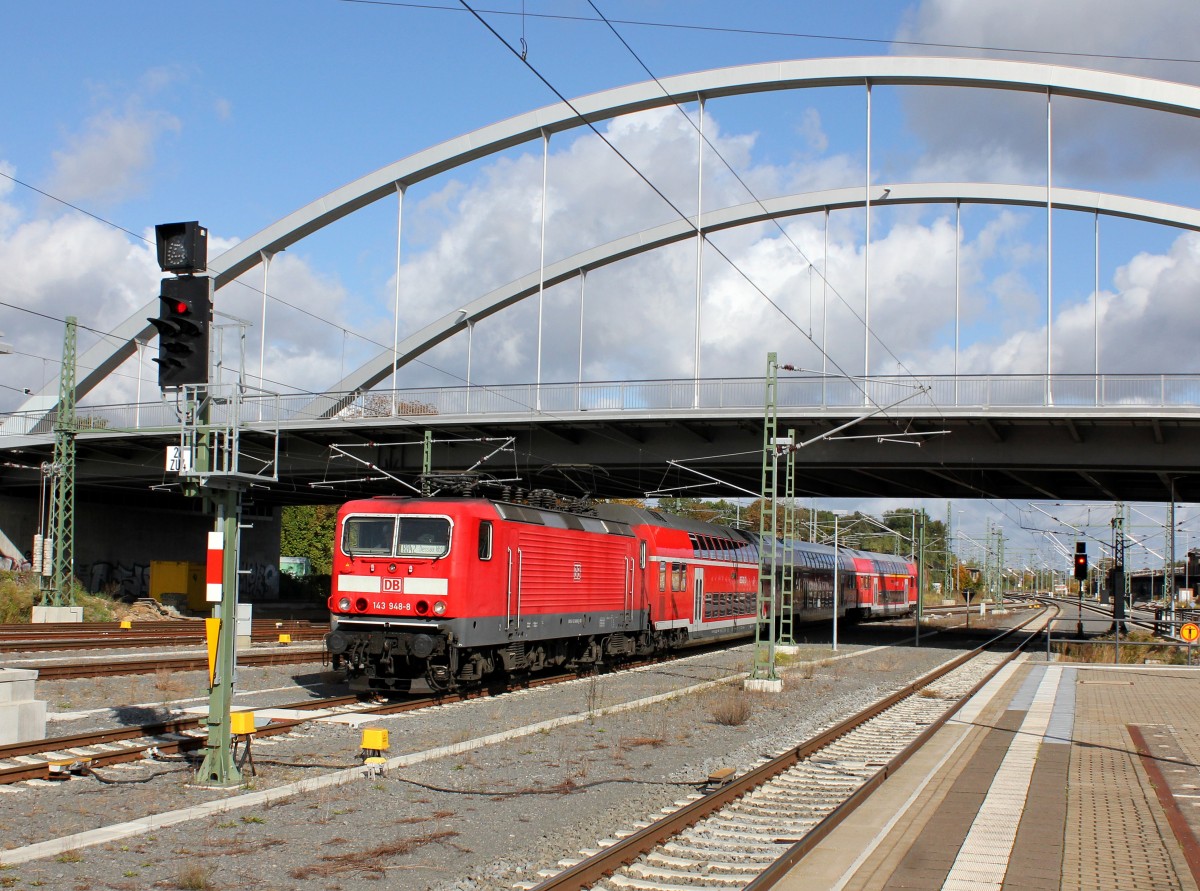 Die 143 948 mit einer RB am 07.10.2012 bei der Einfahrt in den Dessauer Hbf.