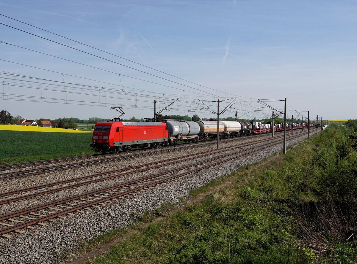 Die 145 001 mit einem Güterzug am 27.04.2018 unterwegs bei Unterweilbach.