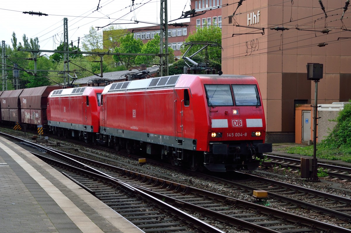 Die 145 004-8 mit einer Schwesterlok und einem Selbstentladerzug in Richtung Hafen durch Harburg, am Samstag den 9.5.2015