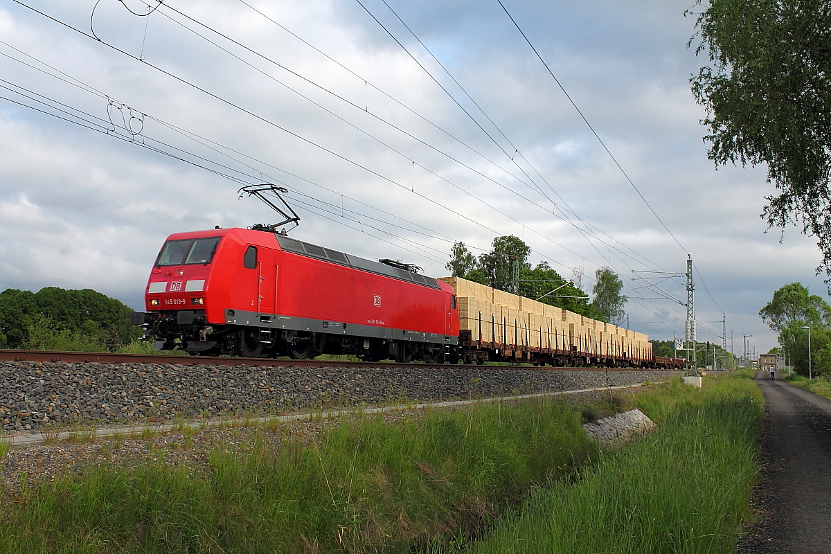 Die 145 013-9 am 23.05.2015 in Nassenheide in Richtung Norden.