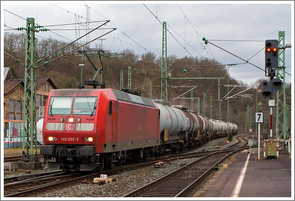 Die 145 035-2 der DB Schenker Rail fährt am 08.02.2014 mit einem Kesselwagenzug durch Bf Betzdorf/Sieg in Richtung Siegen.