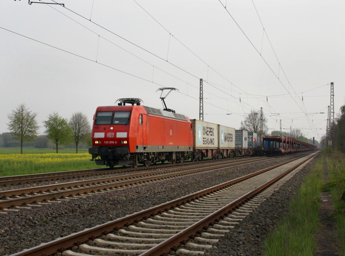 Die 145 076 mit einem Containerzug am 28.04.2010 unterwegs bei Drverden.