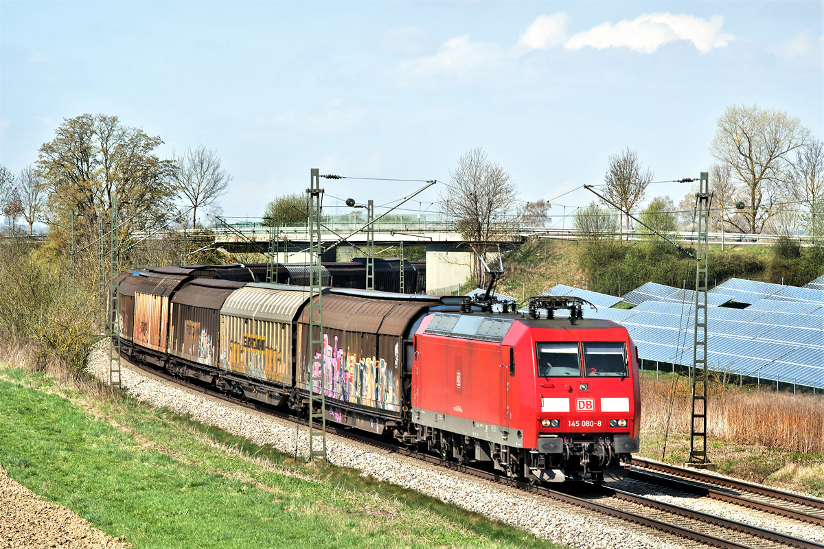 Die 145 080-8 ist in Langenisarhofen mit einem Audi Schiebewandwagenzug nach Süd zu sehen.Bild 11.4.2018