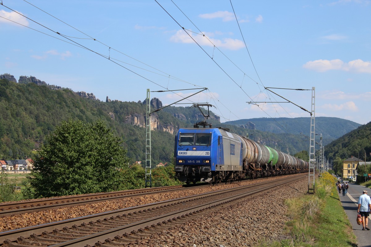 Die 145 CL-205 von RBH zieht hier einen Kesselzug aus Bad Schandau Ost in Richtung Dresden. Aufgenommen am 21.08.2015 in Krippen. 