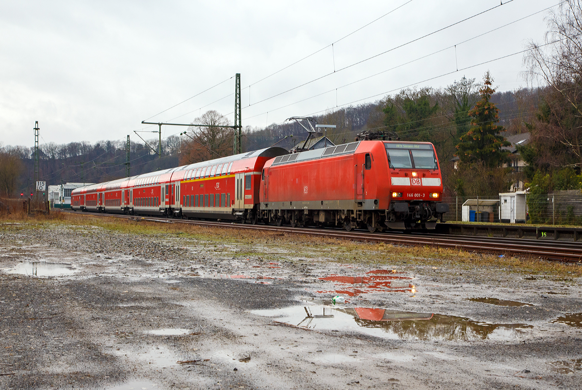 
Die 146 001-3 (91 80 6146 001-3 D-DB) der DB Regio NRW mit dem RE 9 (rsx - Rhein-Sieg-Express) Aachen - Köln - Siegen, fährt am 26.01.2019 vom Bahnhof Brachbach weiter in Richtung Siegen.