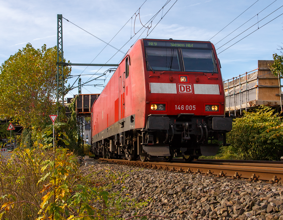 
Die 146 005-4 (91 80 6146 005-4 D-DB) der DB Regio NRW verlässt am 26.10.2019, mit dem RE 9 (rsx - Rhein-Sieg-Express) Aachen - Köln - Siegen, den Bahnhof Betzdorf/Sieg in Richtung Siegen.